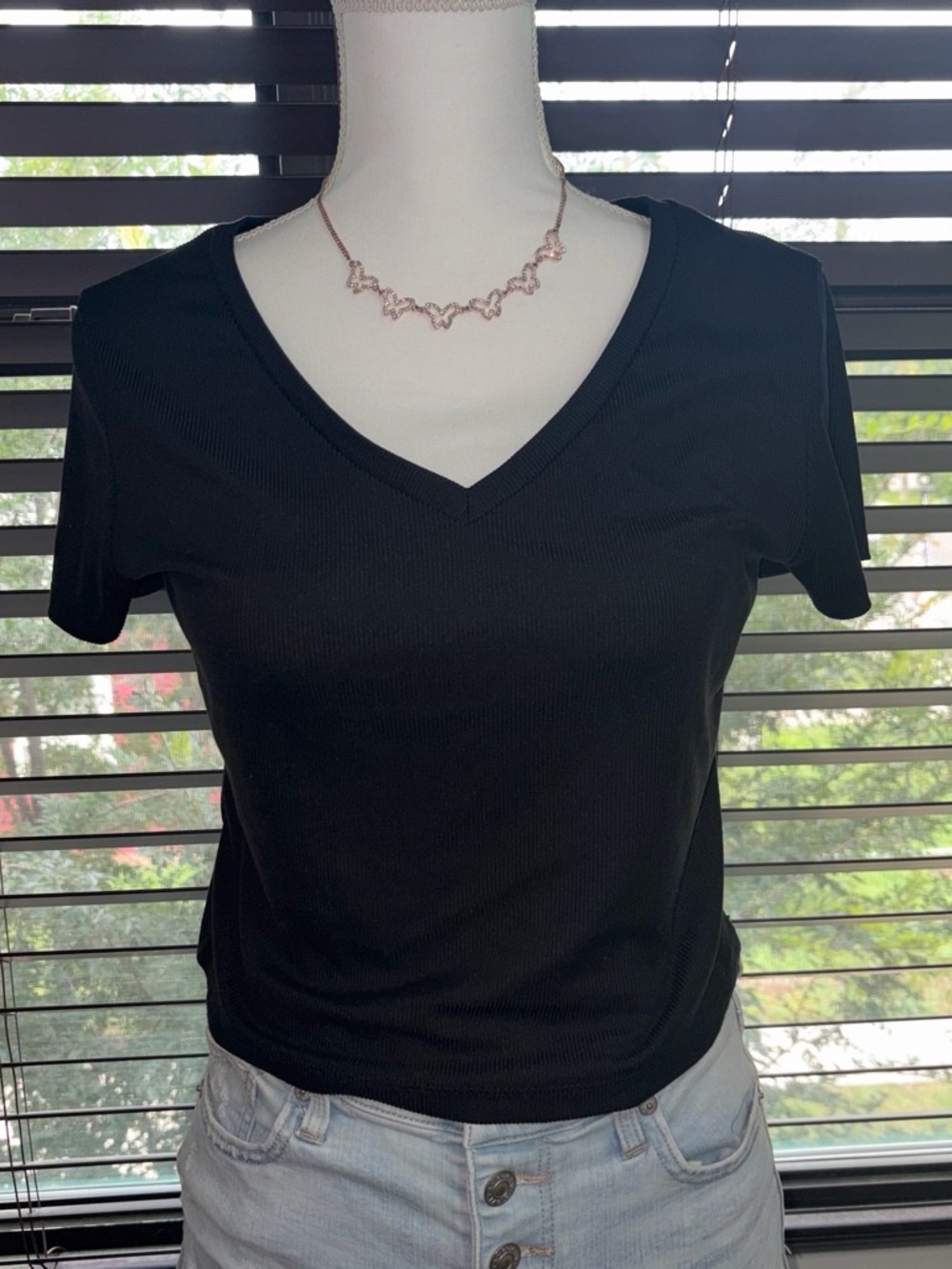 No Boundaries Black V-Neck Short Sleeve Tee